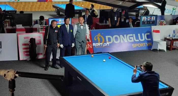 Efren Reyes chụp ảnh với trọng tài và đối thủ của mình