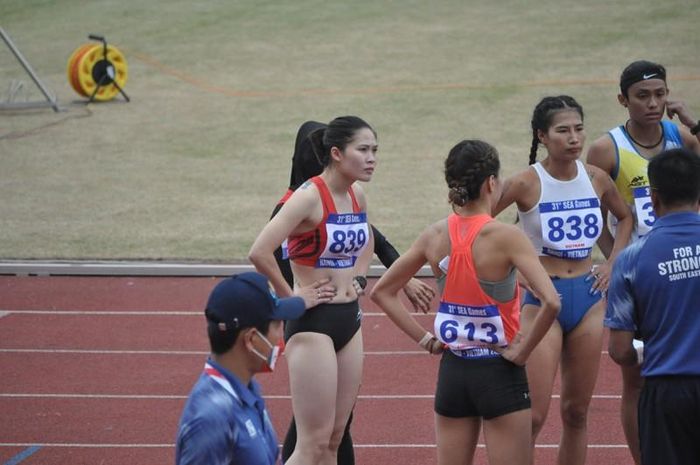Trước đó, Đinh Thị Bích đã sẵn sàng khởi động cho đường chạy 800 m. Cô mang áo số 839 là niềm hy vọng vàng của điền kinh Việt Nam khi cô đang là đương kim vô địch ở cự ly này. (Ảnh: Tuấn Ngọc).