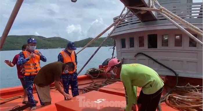 Lực lượng chức năng của BTL Cảnh sát biển kiểm tra hàng hóa vi phạm và lập biên bản.