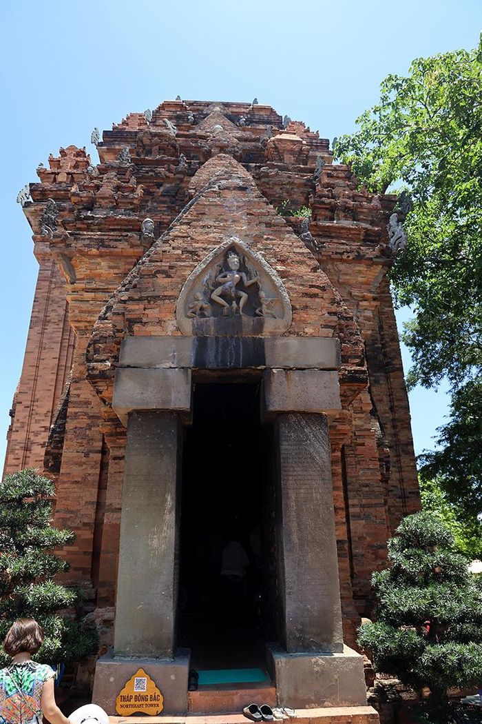 Tên tháp Bà Ponagar là ngọn tháp chính lớn nhất, người dân quen gọi nên lấy tên đó gọi cho cả quần thể khu tháp Ponagar. Ngọn tháp chính gồm 4 tầng cao tổng cộng 23 m thờ Ponagar