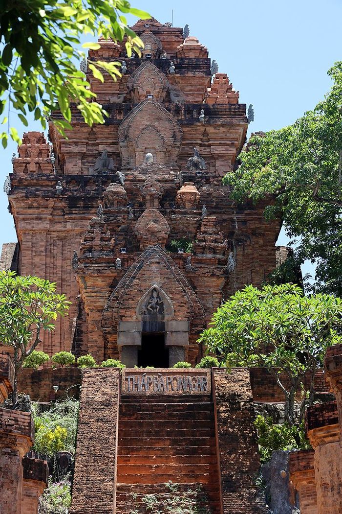 Tầng trên cùng có thể coi là khá nguyên vẹn so với các tầng dưới. Do tác động của thời gian, tầng trên hiện còn 4 ngôi tháp.