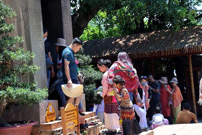 Hàng năm vào ngày 21/3 âm lịch, lễ hội thường niên được tổ chức nhằm tưởng nhớ Thiên Y Thánh mẫu Ana. Người dân tỉnh Khánh Hòa và các tỉnh lân cận... đã vào ngôi tháp chính tại Khu di tích Tháp Bà để dâng lễ vật, thắp hương cúng Thiên Y Thánh Mẫu.