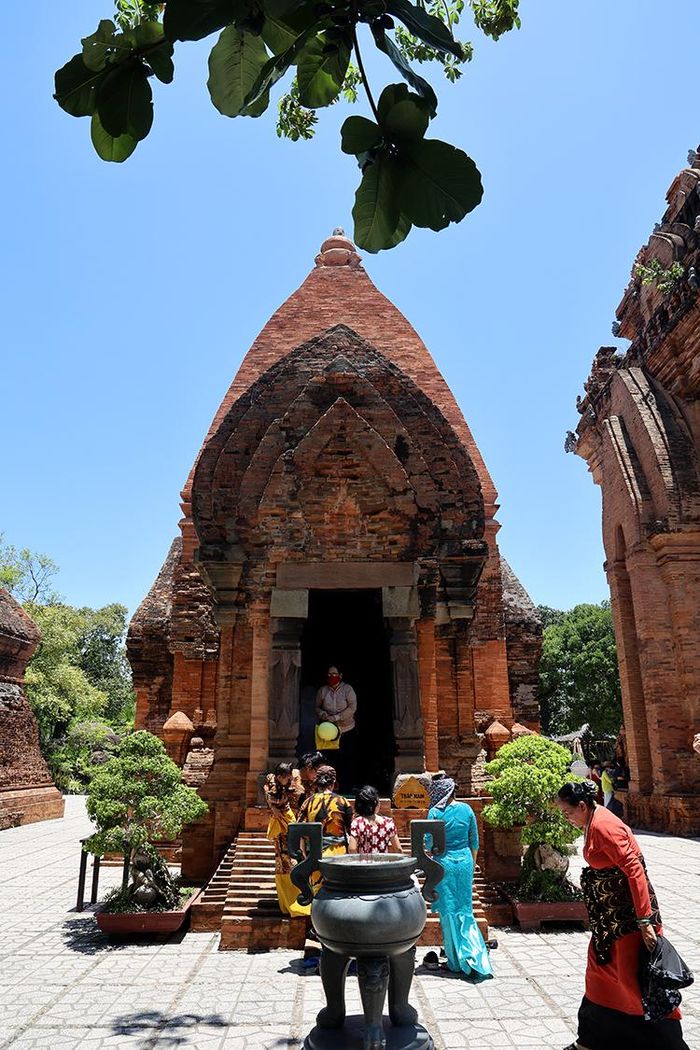 Cửa các tháp được mở nhìn về hướng biển Đông đón gió ngoài khơi đưa vào. Bên trong tháp có thể nhìn thông lên tận đỉnh tháp, trên thân tháp có nhiều đường góc cạnh.