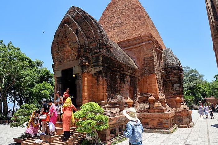Ngoài tháp chính thờ nữ thần Ponagar còn có các tháp khác bên cạnh thờ thần Shiva, thần Sanhaka, Ganeka.