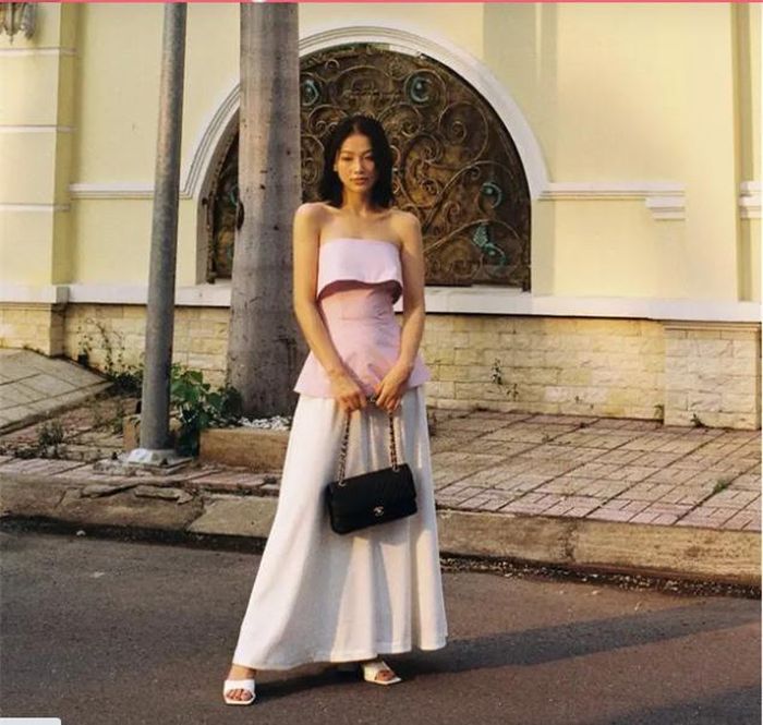 Hoa hậu Phương Khánh gợi ý cho chị em cách diện chân váy dài rất sang trọng, đó là kết hợp với áo peplum dáng quây. Outfit gợi cảm đã tôn lên bờ vai nuột nà của Phương Khánh. Tông màu hồng và trắng thì đem đến sự trẻ trung.