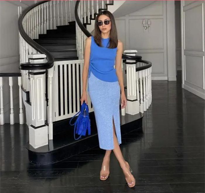 Combo áo gilet len tăm + chân váy dáng suông của Hà Tăng nổi bật, trẻ trung mà siêu sang. Dù không sơ vin, outfit này vẫn làm tốt nhiệm vụ hack dáng nhờ vẻ gọn gàng. Đôi sandal nhựa trong là lựa chọn hoàn hảo vì hợp với vẻ phóng khoáng của outfit, đồng thời giúp kéo chân dài hơn.