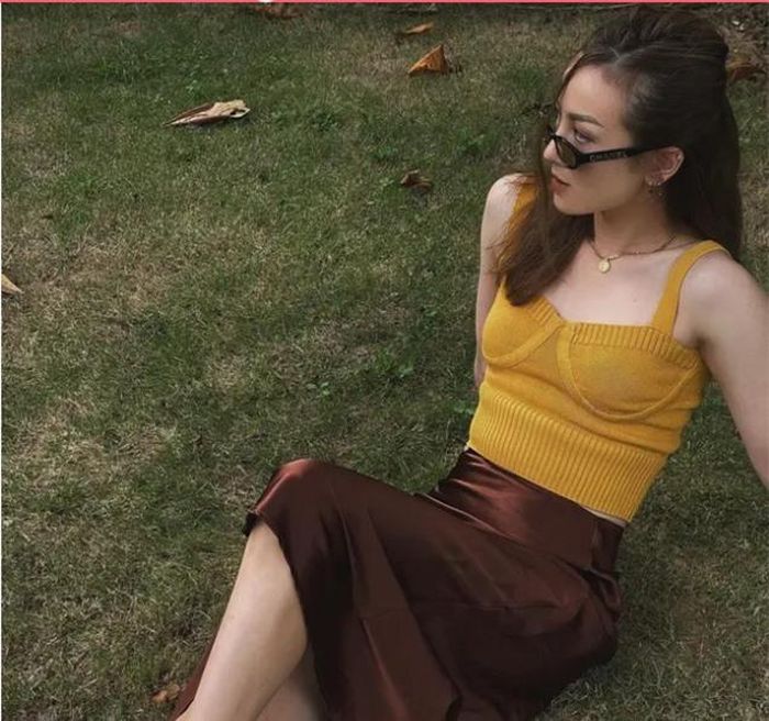 Outfit của Yến Nhi vừa sang trọng, vừa gợi cảm với áo crop top len tăm, kết hợp với chân váy lụa. Combo này lên hình sống ảo tuyệt xinh.