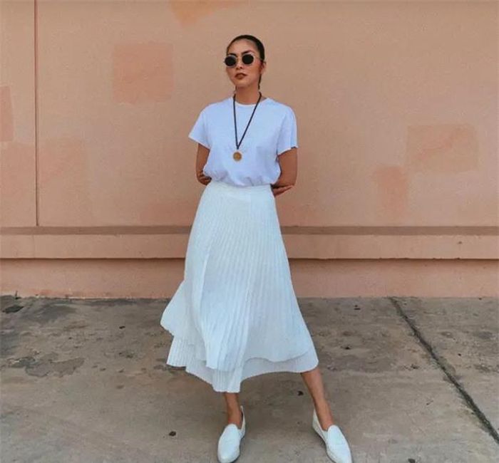 Diện outfit trắng toàn tập là sành điệu khỏi nghĩ. Mẫu áo thun trắng chính là chìa khóa để vẻ ngoài của Hà Tăng trông không chỉ trẻ trung, mà còn bảo toàn vẻ thanh lịch.