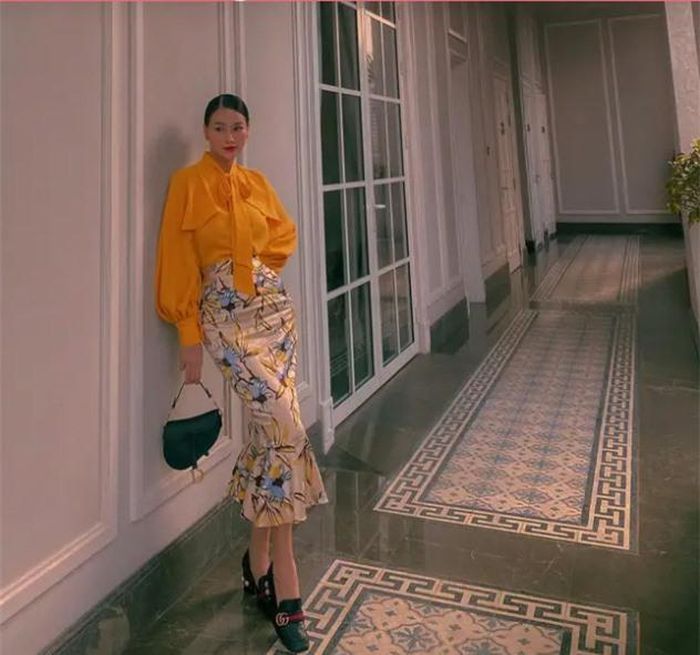 Diện đồ màu nổi nhưng thay vì trở nên lòe loẹt, sến sẩm, Hoa hậu Phương Khánh trông rất sang trọng, quý phái. Khi cần hoàn thiện vẻ ngoài xịn mịn, chỉn chu, chị em rất nên tham khảo ý tưởng mix đồ này.
