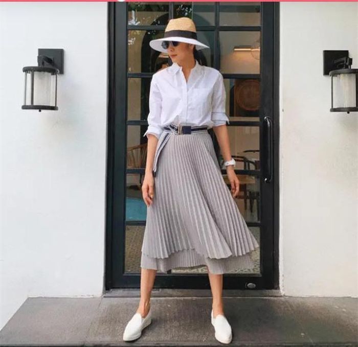 Chị em có thể diện outfit gồm sơ mi trắng + chân váy xếp ly của Hà Tăng để đi làm hay đi hẹn hò café đều hợp. Chưa hết, công thức này rất dễ mặc, nàng nào cũng có thể chinh phục xuất sắc.