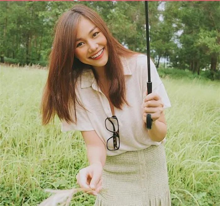 Thanh Hằng rất trẻ trung, ngọt ngào khi mix áo polo với chân váy họa tiết gingham. Các gam màu như trắng, xanh nhạt này khá tươi tắn, nhưng cũng vô cùng trang nhã, thanh lịch.