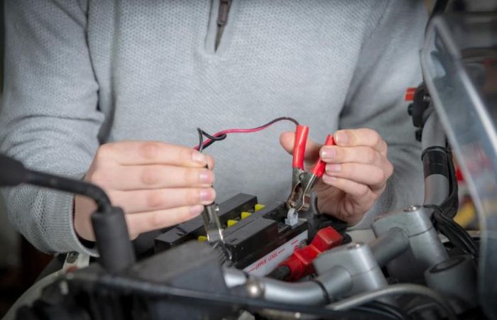Bình ắc quy xe máy là một thiết bị điện quan trọng giúp tích trữ năng lượng dưới dạng hóa năng và phóng điện để cung cấp các thiết bị như còi, xi – nhan, đề, đèn pha… dưới dạng điện năng.