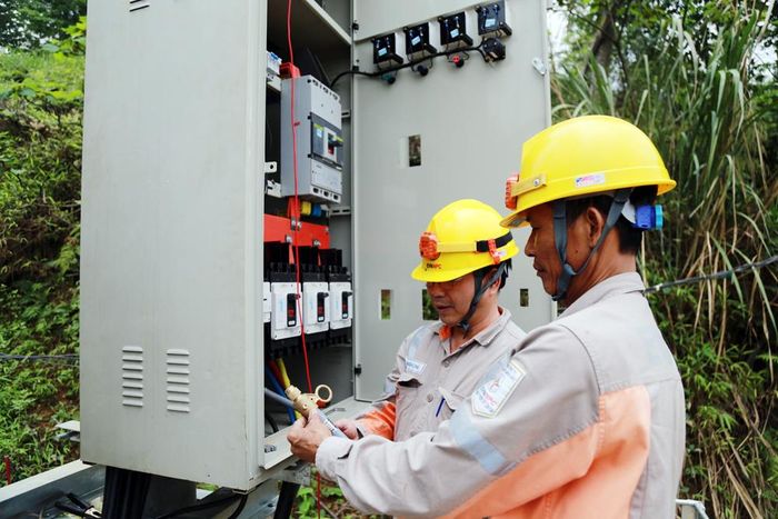 Công nhân điện lực kiểm tra máy biến áp.