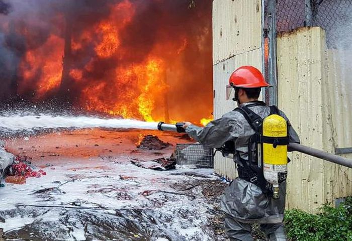 Lính cứu hỏa lao vào đám cháy, chạy đua với thời gian để dập lửa.