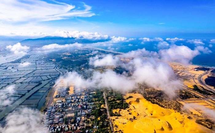  Mây sà xuống sát với những cồn cát vàng và rừng ngập mặn ở Khu kinh tế Nhơn Hội tạo nên bức tranh kỳ thú mê hoặc du khách. Lãnh đạo TP Quy Nhơn, cho rằng địa phương đang mời gọi nhà đầu tư, huy động nguồn lực đánh thức tiềm năng giá trị sinh thái và không gian của đầm Thị Nại nhằm đưa khu vực này thành khu du lịch nghỉ dưỡng sinh thái số một Việt Nam. 