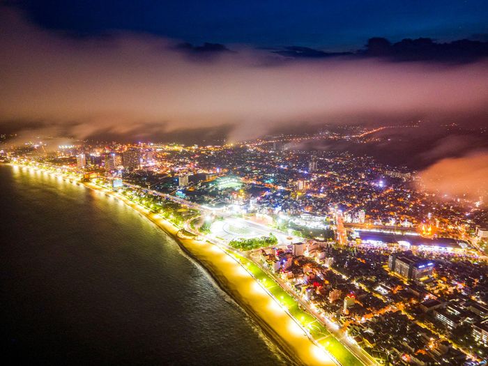 Mây luồn hệt như giữa lụa mềm vắt vẻo trên phố đêm Quy Nhơn. Ông Hồ Quốc Dũng, Bí thư Tỉnh ủy Bình Định, cho biết địa phương quy hoạch định hướng phát triển Quy Nhơn thành một đô thị biển khác biệt. Trong đó, khu vực biển và bờ biển là của cộng đồng, không xây công trình dày đặc như một số thành phố biển khác. 