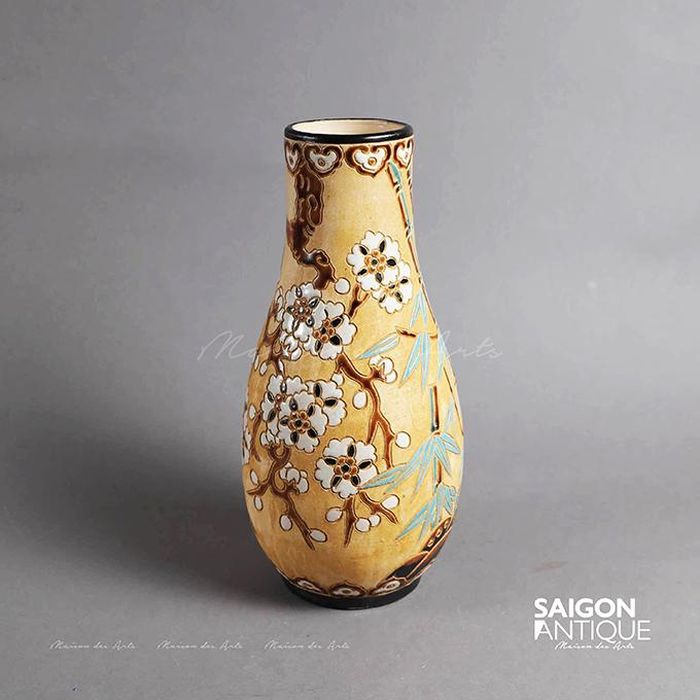 Bình gốm vẽ trúc mai, hiệu đề DONA, khoảng thập niên 1970, do nhà sưu tập Phạm Hoàng Việt tặng