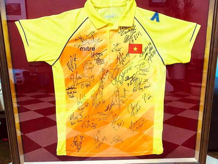 Chiếc áo đội tuyển Việt Nam năm 2018, khi vô địch AFF Cup do hai nhà sưu tập Nguyễn Văn Sỹ và Cao Minh Tuấn tặng