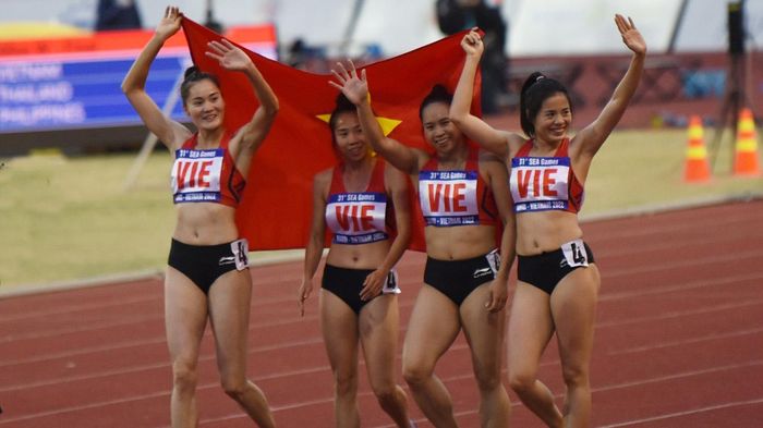 Các cô gái đội tiếp sức 4x400m đã có HCV chiều 18-5. Ảnh: Anh Huy