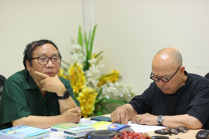 Nhà thơ Trần Đăng Khoa (trái), Chủ tịch Hội đồng, và họa sĩ Thành Chương
