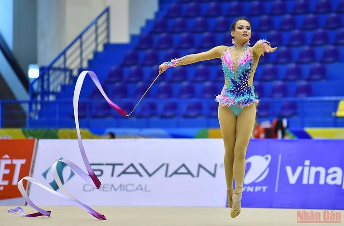  Đoàn Hồng Nhung duyên dáng tại bài biểu diễn cuối cùng với lụa.