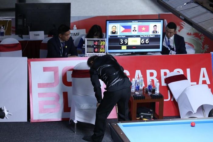 Trong trận đấu với Thanh Tự, huyền thoại Pool - Efren Reyes đã có dấu hiệu về mặt tuổi tác (Ảnh: Billiard Vietnam)