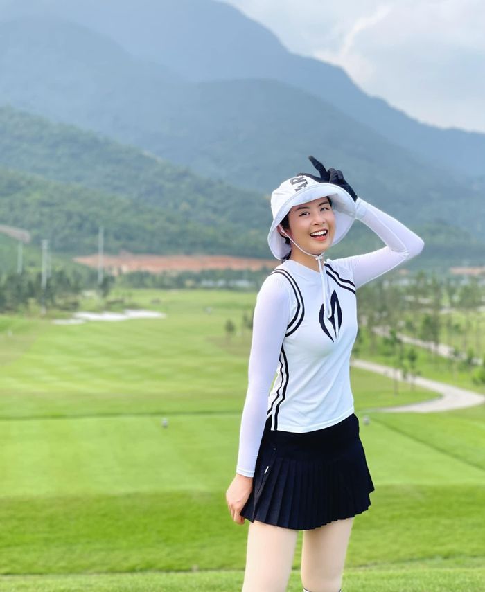 Với Ngọc Hân, bên cạnh việc tăng cường sức khỏe, chơi golf còn giúp cô giữ gìn vóc dáng và tăng cường giao lưu, mở rộng các mối quan hệ xã hội. 