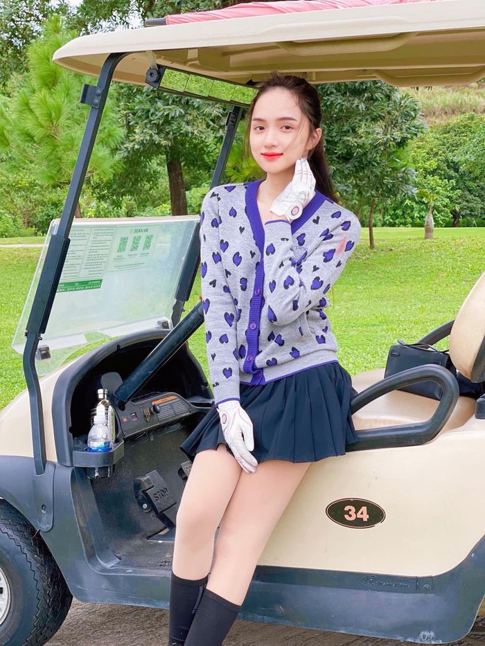 Kể từ khi trở lại showbiz sau thời gian dài ở ẩn, Hoa hậu chuyển giới Hương Giang thường xuyên check-in trên sân golf. 