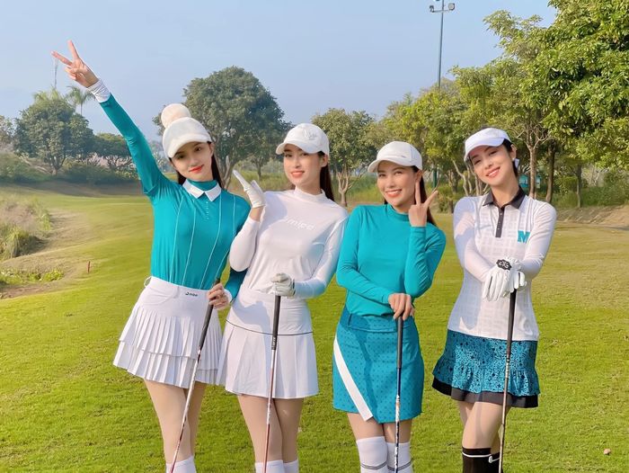 Hội chị em bông hậu thường xuyên gặp gỡ và hội ngộ trên sân golf. 