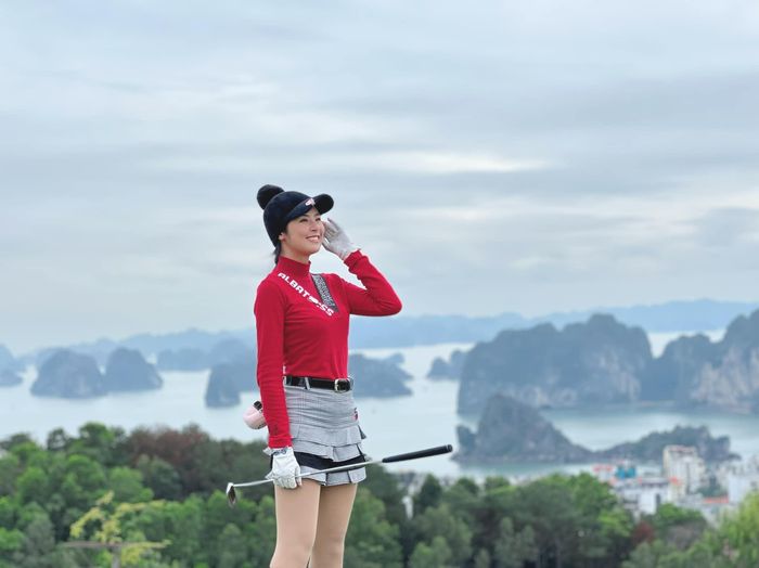 Thời gian gần đây, Ngọc Hân liên tục check-in trên sân golf. 