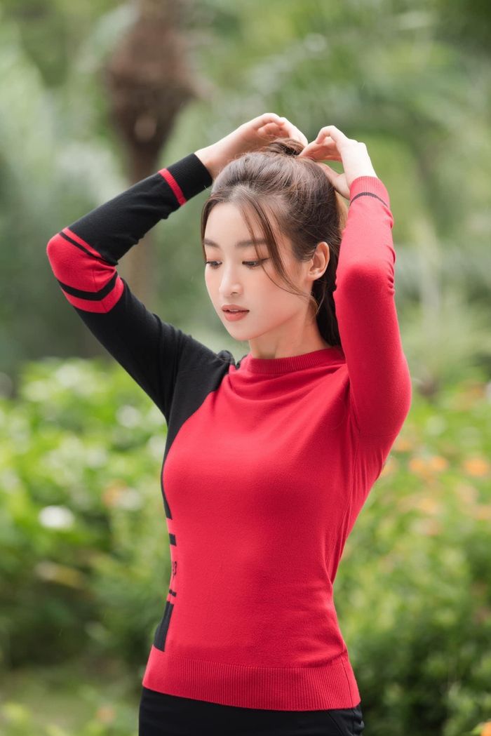 “Nói thật, tháng đầu tiên khi làm quen với Golf, Linh rất nản và nhiều lúc muốn bỏ cuộc bởi vì độ khó của bộ môn này. Hơn nữa, thời gian ở sân tập cũng khiến Linh cảm thấy vô cùng nhàm chán. Cho đến khi lần đầu tiên Linh được ra sân thì cảm giác hoàn toàn thú vị. Dù số gậy cho lần đầu thử sức còn cao nhưng được hòa mình vào thiên nhiên trong điều kiện thời tiết lý tưởng làm Linh thấy thoải mái và thích thú. Từ đó, Linh bị cuốn hút thực sự với Golf", Hoa hậu Đỗ Mỹ Linh chia sẻ thêm.