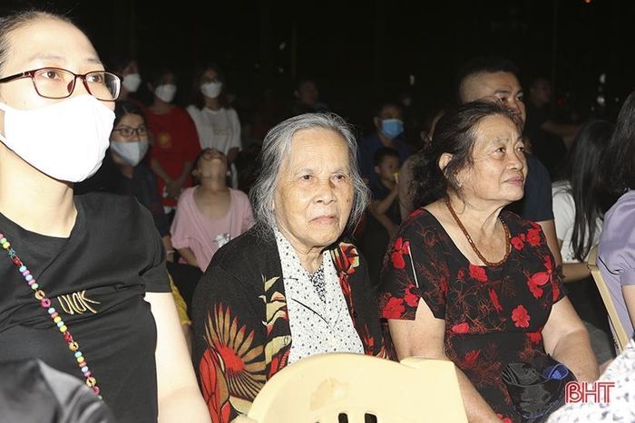 Chương trình dạ hội “Lời Người, lời của nước non” nhận được sự quan tâm của đông đảo khán giả TP Hà Tĩnh. Cùng với những tiết mục ca múa, chương trình còn tái hiện trên màn ảnh lớn nhiều hình ảnh kỷ niệm về cuộc đời và sự nghiệp của Bác Hồ, trong đó có những hình ảnh ngày Bác về thăm Thành Sen...
