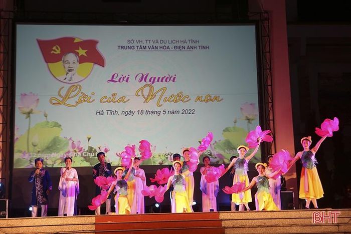 Chương trình gồm 11 tiết mục ca múa nhạc, tổ khúc dân ca ví, giặm... ca ngợi Đảng, ca ngợi Bác Hồ.
