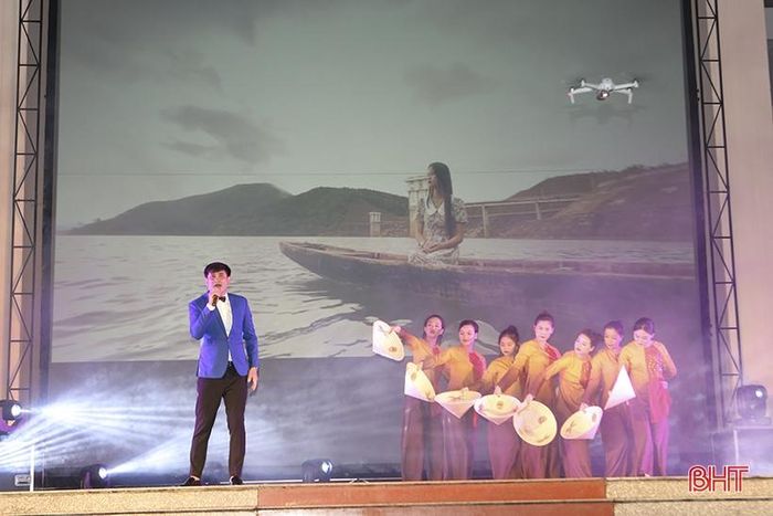 Ca sỹ Viết Tao và tốp múa biểu diễn ca khúc “Chan chứa quê tôi Hà Tĩnh” của nhạc sỹ Sỹ Chinh.