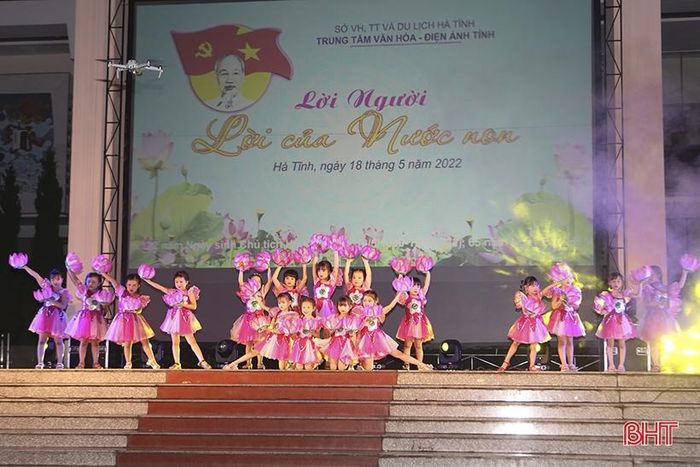 Tham gia chương trình còn có các tiết mục của thiếu nhi đến từ các trường mầm non trên địa bàn TP Hà Tĩnh. Trong ảnh: tiết mục nhảy múa "Sen hồng dâng Bác".