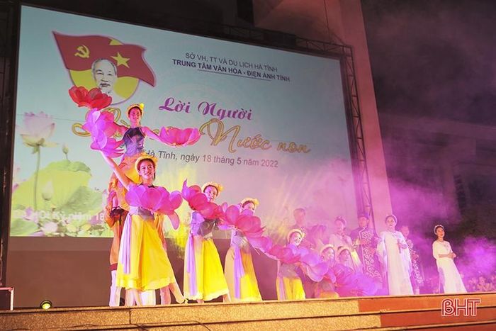 Nhiều tiết mục nói về ngày Bác Hồ ra đi tìm đường cứu nước từ Bến cảng Nhà Rồng; ngày Người về thăm Thành Sen và những lời Người dặn dò Đảng bộ, Nhân dân Hà Tĩnh, như: tổ khúc dân ca ví, giặm "Lời Người, lời của nước non", ca khúc "Bác Hồ về thăm Thành Sen", "Cảng Nhà Rồng tiễn Bác", "Chan chứa quê tôi Hà Tĩnh", "Hà Tĩnh đất anh hùng"... Trong ảnh: Tiết mục tổ khúc dân ca "Lời Người, lời của nước non".