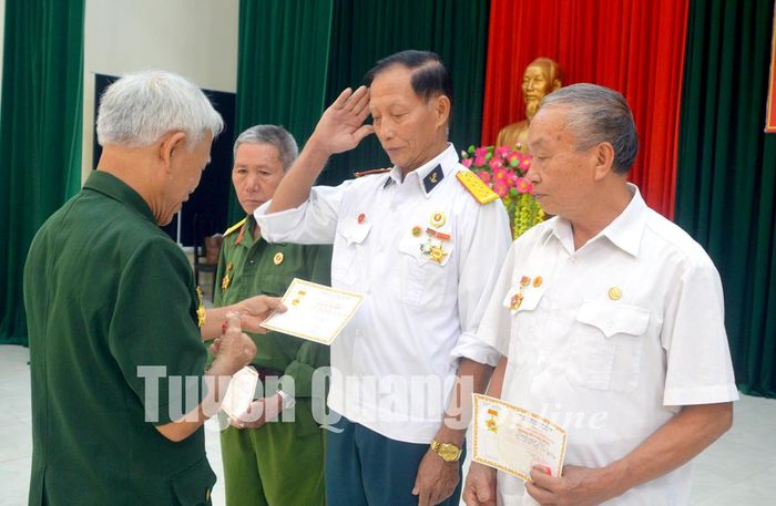 Ban liên lạc truyền thống Trường Sơn - Đường Hồ Chí Minh khen thưởng các hội viên có thành tích tiêu biểu.