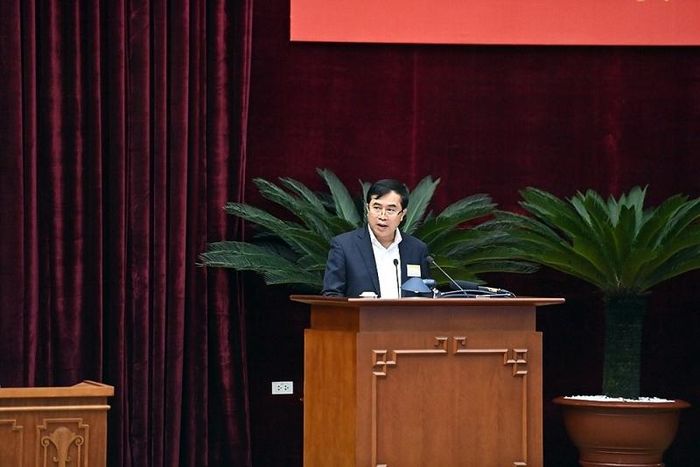 Thứ trưởng Bộ Xây dựng Lê Quang Hùng trình bày tham luận tại Hội nghị.