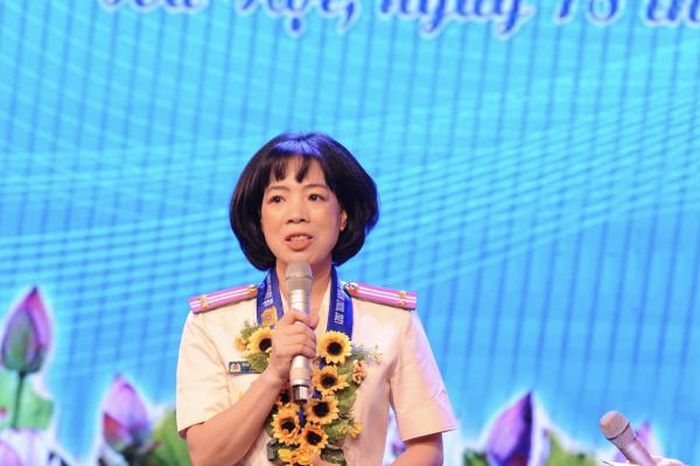 Trung tá Đinh Thị Thu Hương chia sẻ về kinh nghiệm cấp căn cước công dân gắn chíp điện tử cho đồng bào trên địa bàn huyện Trấn Yên.