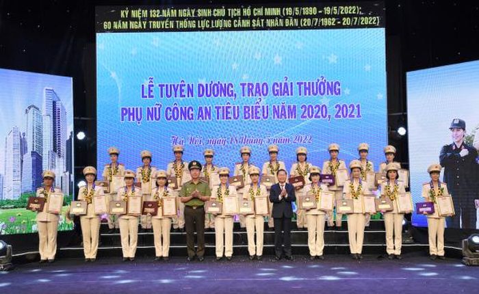 Thứ trưởng Trần Quốc Tỏ, Thứ trưởng Bộ Lao động, Thương binh và Xã hội Lê Tấn Dũng trao biểu trưng và chứng nhận tặng các gương Phụ nữ Công an tiêu biểu năm 2020, 2021.