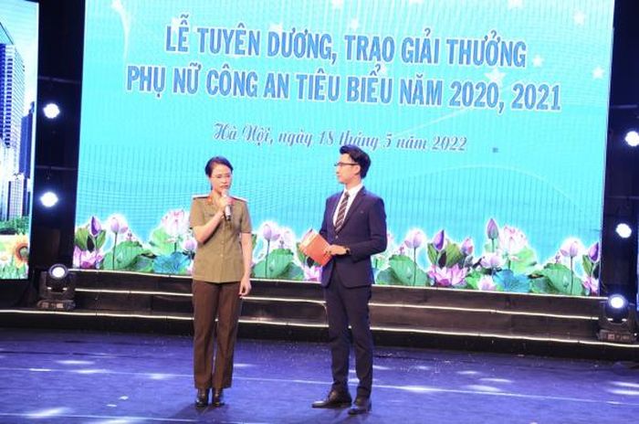 Trung tá Nguyễn Thị Thu tại phần giao lưu.