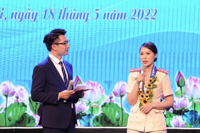 Đại úy Trương Thùy Linh giao lưu tại buổi lễ.
