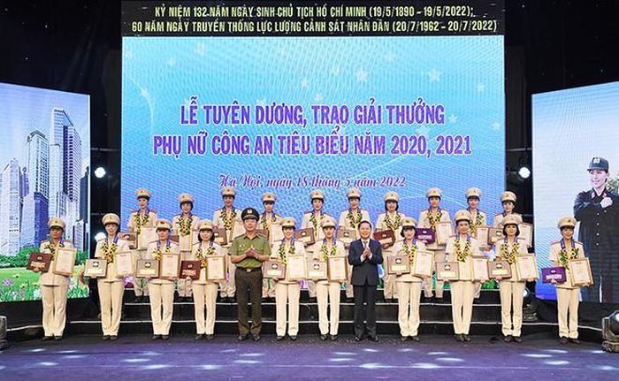 Thượng tướng Trần Quốc Tỏ và Thứ trưởng Bộ Lao động, Thương binh và Xã hội Lê Tấn Dũng trao biểu trưng và chứng nhận tặng các gương Phụ nữ Công an tiêu biểu năm 2020, 2021