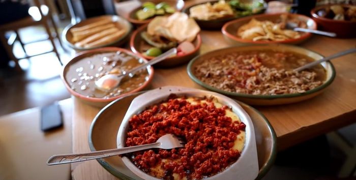  Làm thế nào các nhân viên ở Karne Garibaldi làm được điều đó? Đầu tiên, các món phục vụ tại đây là ẩm thực Mexico truyền thống, đòi hỏi nhiều giờ hầm nhừ, nên thường đã sẵn sàng khi quán mở. Việc bày đồ ăn ra đĩa và mang đến bàn của thực khách trong chưa đến 15 giây đòi hỏi tốc độ và sự phối hợp nhịp nhàng. Ảnh: Luisito Comunica. 