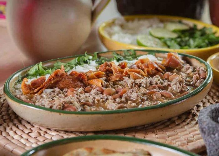 Daniel Flores, quản lý nhà hàng lớn nhất trong chuỗi 6 cơ sở của Karne Garibaldi, cho biết: "Tất cả bắt đầu với một cuộc thi giữa các phục vụ, xem ai đem thức ăn ra bàn nhanh nhất. Cuộc thi đó dẫn đến chuyện chúng tôi ứng cử Kỷ lục Guiness". Ảnh: Luisito Comunica.