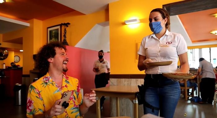  Theo Laura Mariaud, trưởng phòng truyền thông của Karne Garibaldi, tốc độ này có được không chỉ nhờ sự làm việc hiệu quả của đội ngũ phục vụ, mà còn cả chuỗi hoạt động phía sau, từ nấu nướng đến dọn đồ ăn. Tất cả được tinh gọn và hoàn thiện để đạt tốc độ nhanh nhất có thể. Ảnh: Luisito Comunica. 