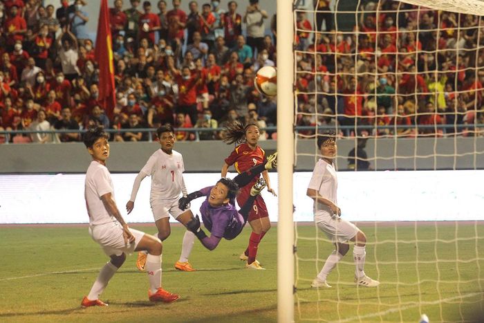 Huỳnh Như là cầu thủ ghi bàn thắng mở tỷ số trận đấu giữa Việt Nam vs Myanmar. Ảnh: Hiệp Hoàng