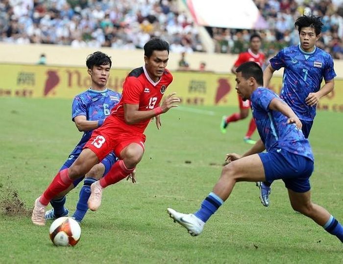 Rachmat Irianto (số 13, U23 Indonesia) cố gắng đột phá qua hàng phòng ngự U23 Thái Lan. (Nguồn: TTXVN)