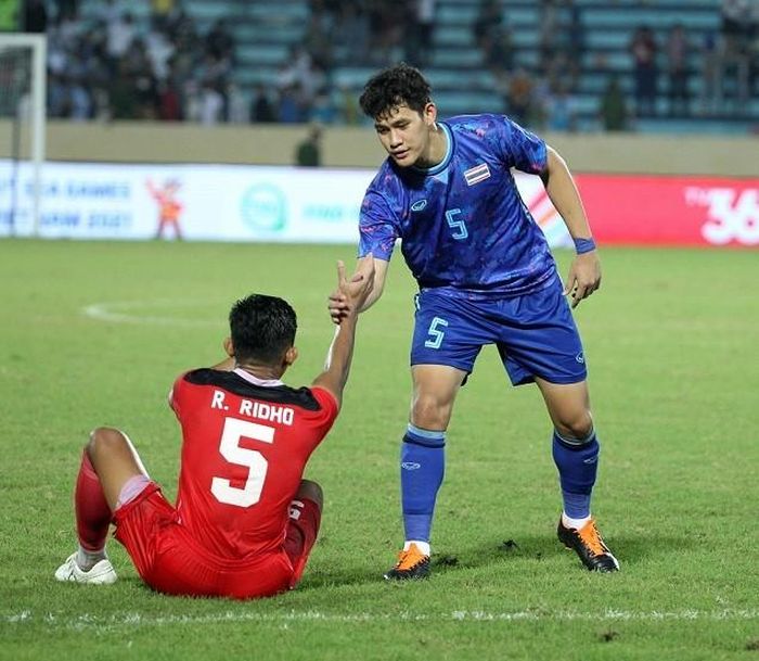 Cầu thủ U23 Thái Lan động viên cầu thủ đội U23 Indonesia sau khi trận đấu kết thúc. (Nguồn: TTXVN)