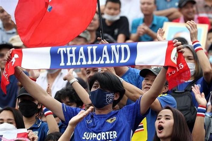 Cổ động viên Thái Lan trên sân Thiên Trường. (Nguồn: TTXVN)